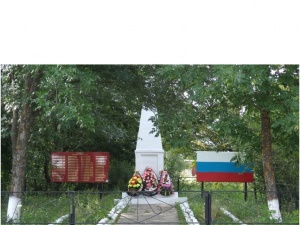 Памятник участникам ВОВ в х.Гринев